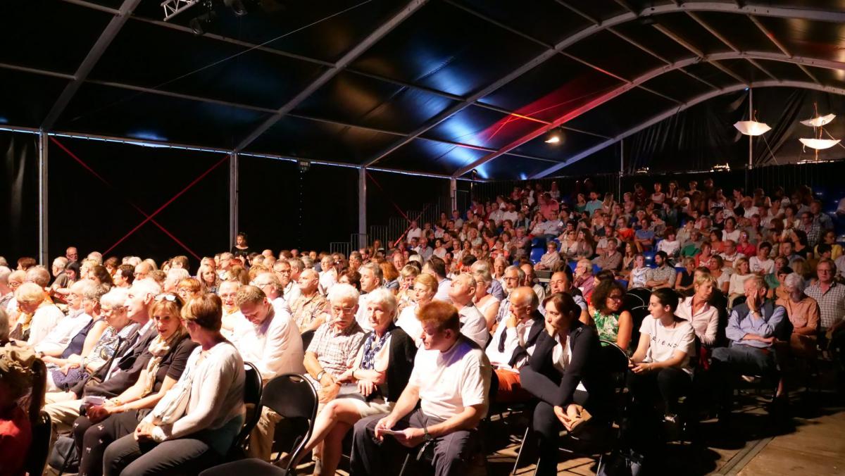 La foule assiste au spectacle de 2 artistes de cirque à Stavelot.