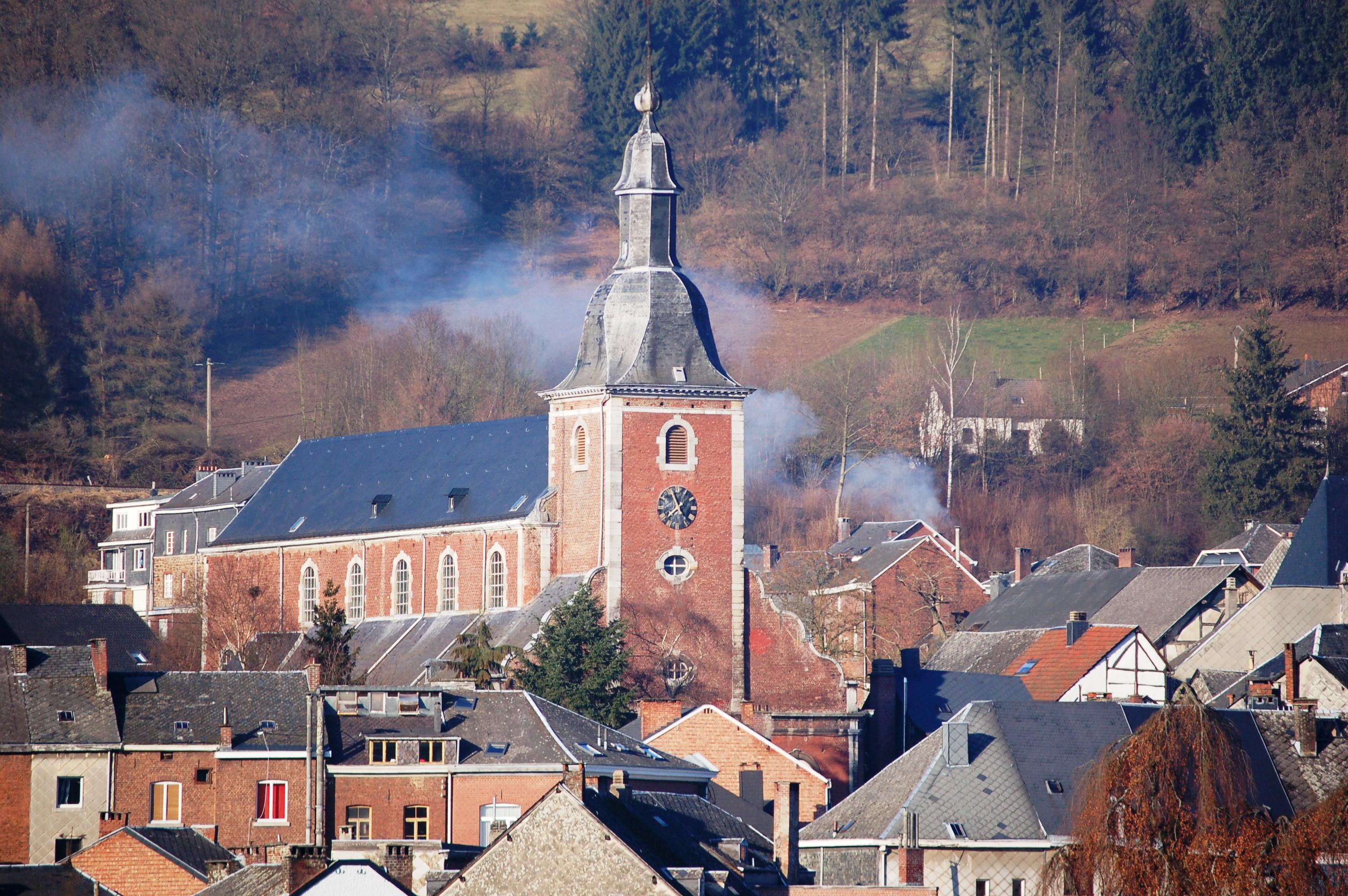 Vue des toits en ardoises du centre historique de Stavelot et clocher de l’église.
