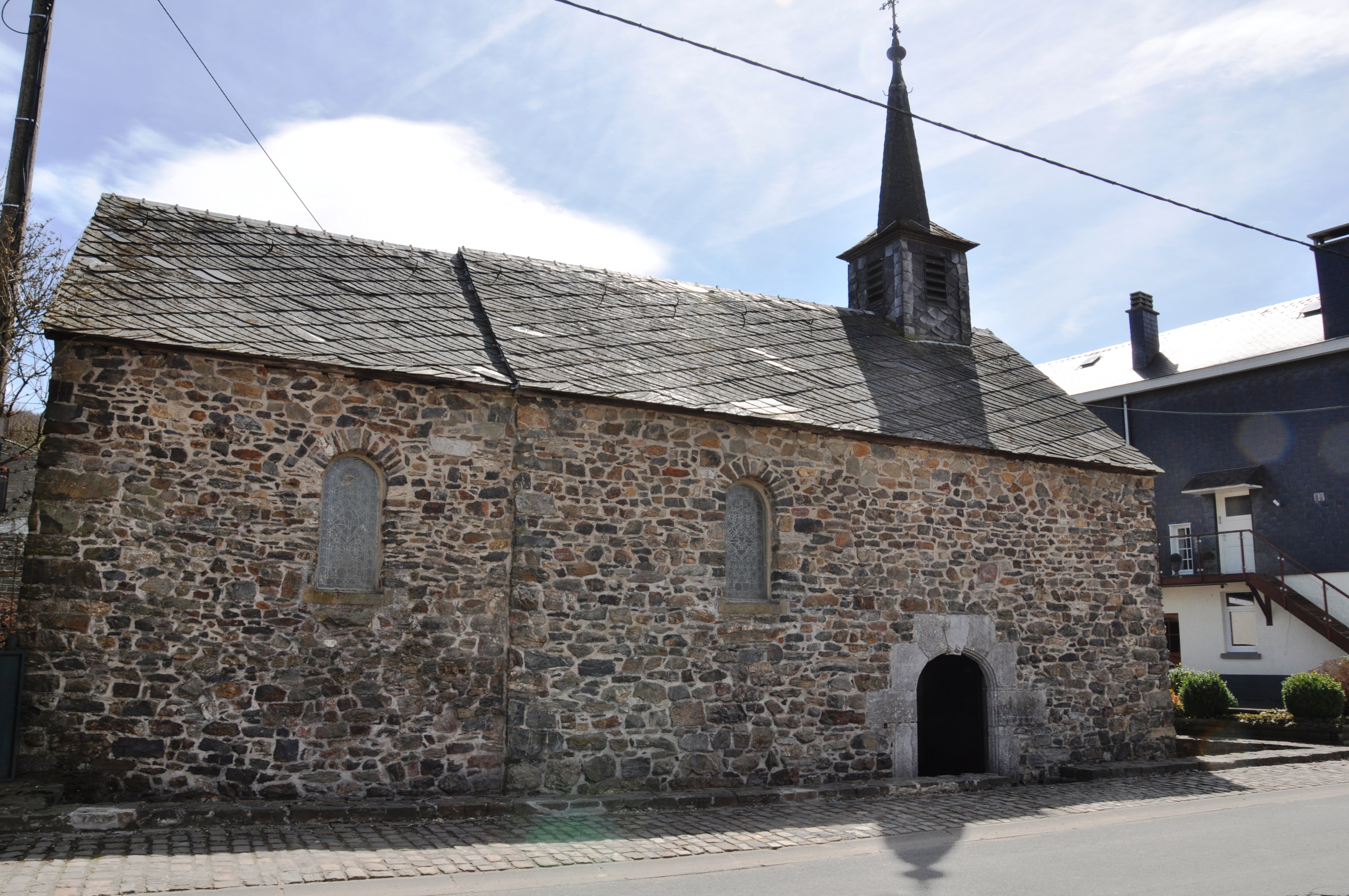 Chapelle romane en pierres du pays, la plus ancienne de Stavelot.