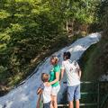 Vue latérale de la cascade de Coo grâce à un chemin d’accès qui descend au plus près de la chute d’eau.