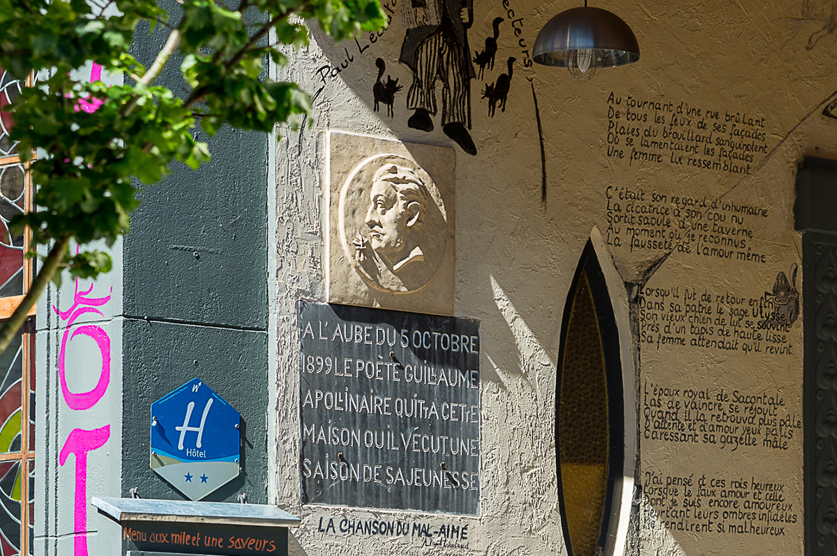 Porche d’entrée de l’hôtel ; au mur, retranscription peinte à la main du poème la Mal Aimé du poète français Guillaume Apollinaire qui séjourna à Stavelot en 1899.
